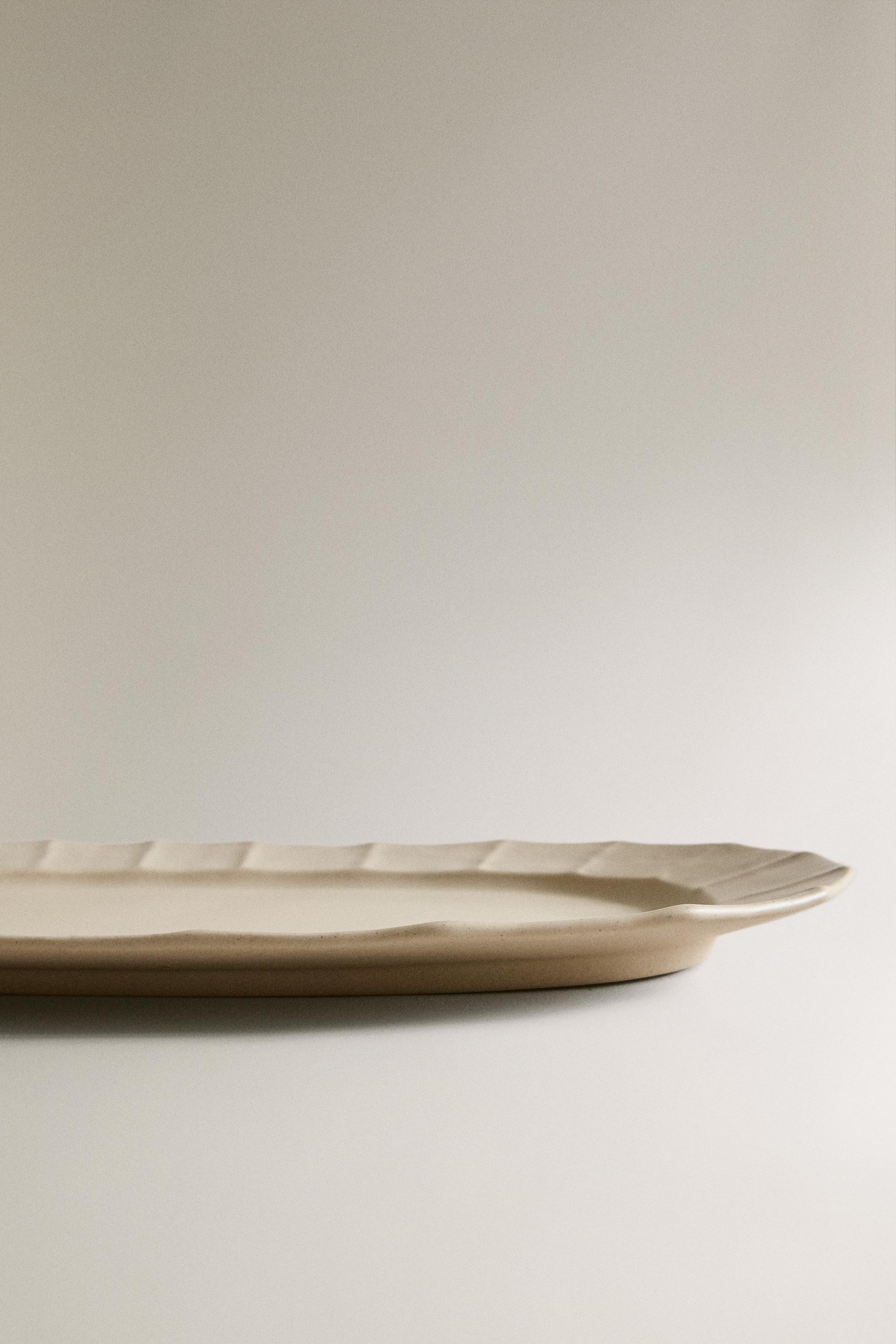 STONEWARE OVAL SERVING DISH WITH RAISED BORDER AND LINES